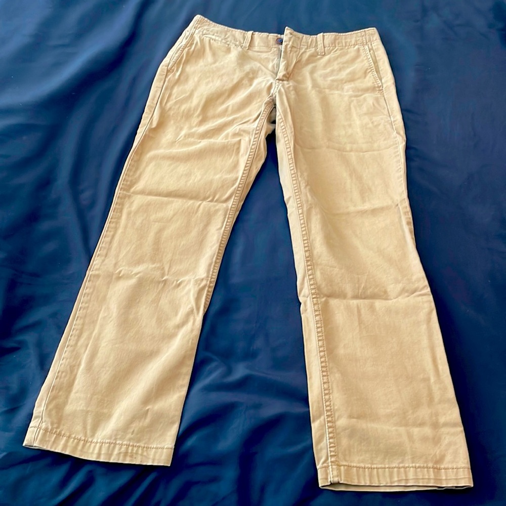 men’s khaki pants side W30 L30 | Gap